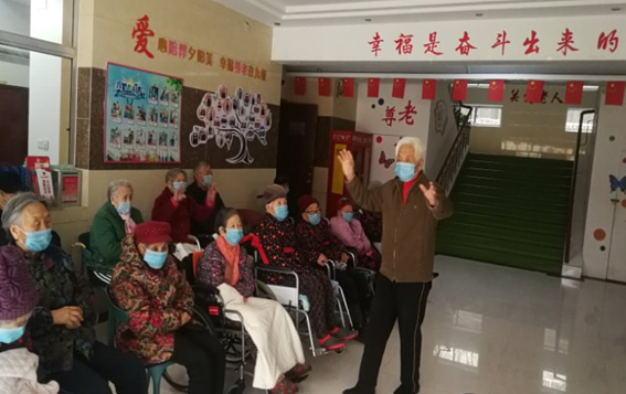 老年公寓里有个热心的“台柱子”
