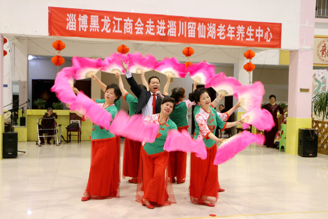 “关爱老人 奉献爱心”慰问演出圆满结束