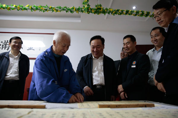 市委书记王浩重阳节看望石村老年公寓老人
