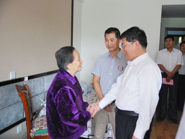 老人节陪同徐景颜市长看望老人