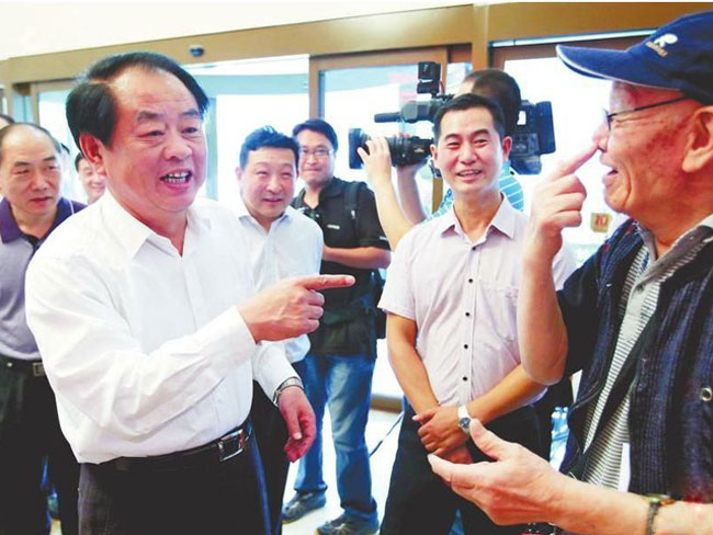 市委书记看望老年人